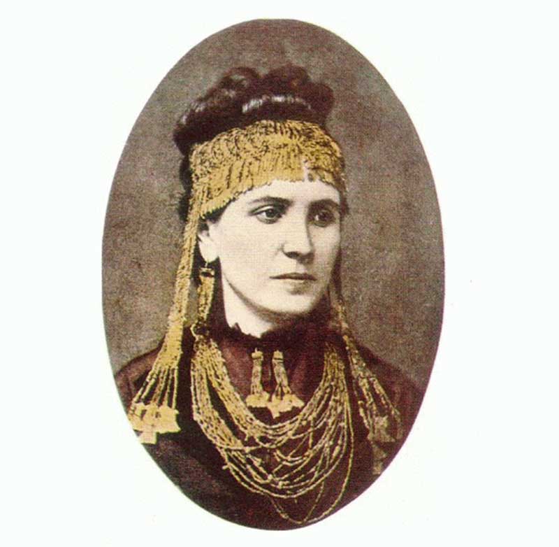 Sofia Engastromenos con algunas piezas del Tesoro de Príamo.