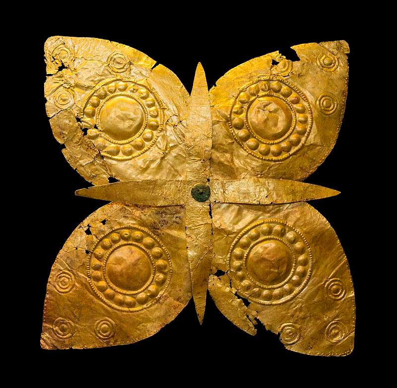 Adorno floral dorado micénico